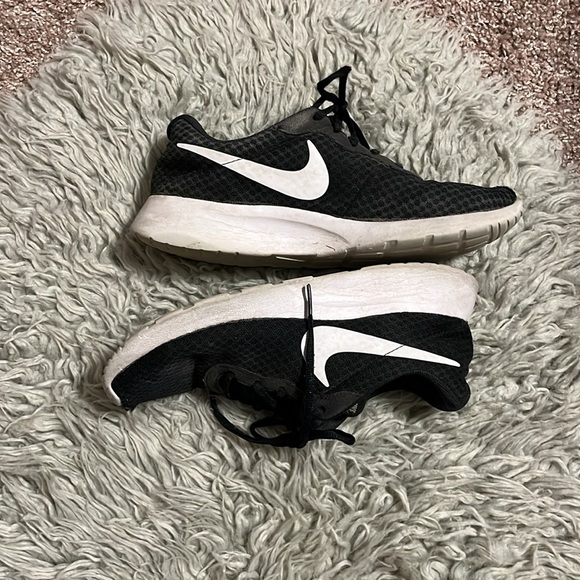 Women’s Black Nike Tajun Run Sneakers👟 - Picture 5 of 8
